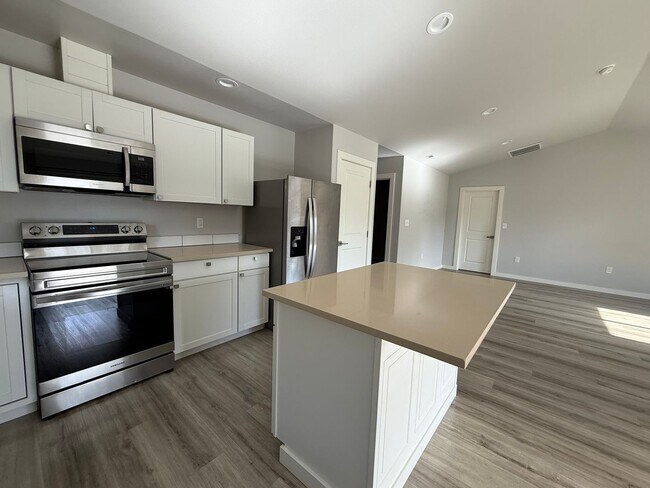 Building Photo - Gorgeous Pet Friendly Three Bedroom Lebano...