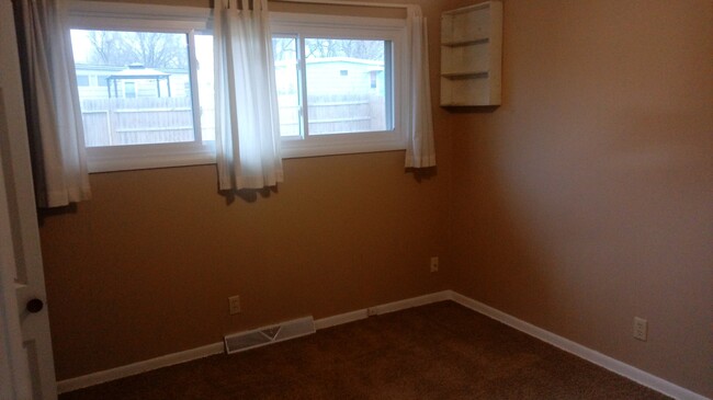 Building Photo - 3BR rancher with appliances and garage. Pr...