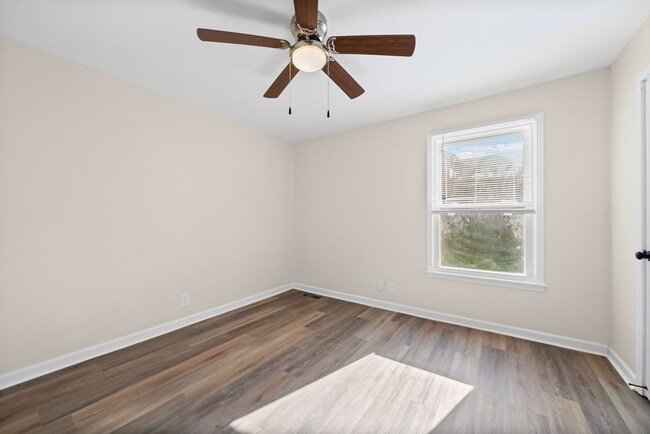 Building Photo - 564 Briarwood Dr