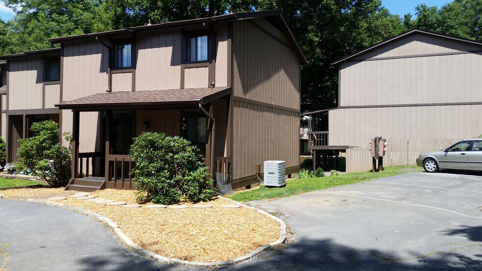 Building Photo - 24180 Woodridge Cir