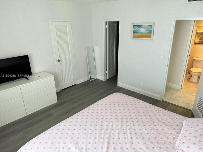 Building Photo - 3901 S Ocean Dr