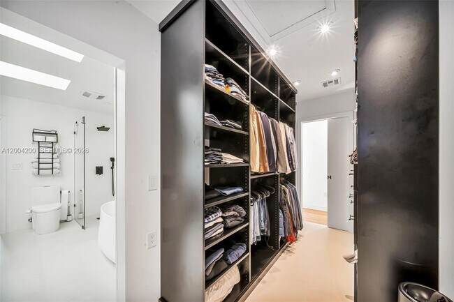 Building Photo - 1010 Placetas Ave