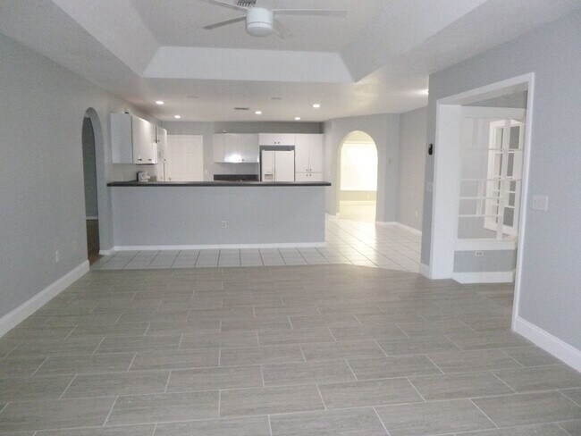 Building Photo - Very Nice Large 4/3/2 Home in Paar Estates