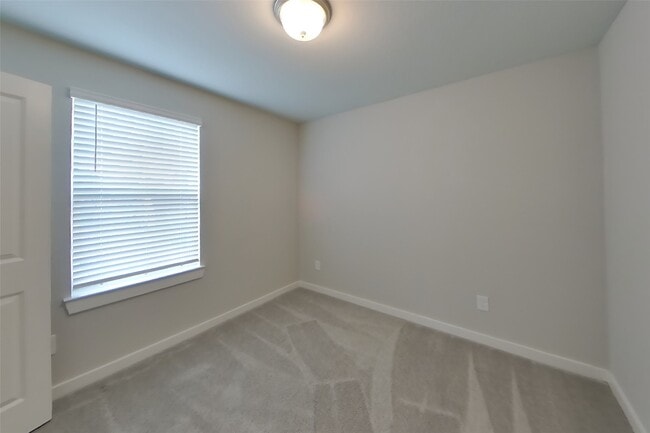 Building Photo - 9835 Willow Creek Commerce Dr