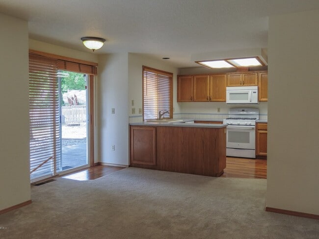 Building Photo - Charming 3 bedroom 2 bathroom home availab...