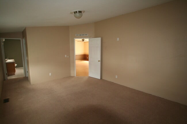 Building Photo - 3 bed 2 bath home with fireplace