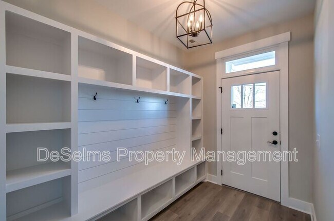Building Photo - 2061 Oakwood Avenue