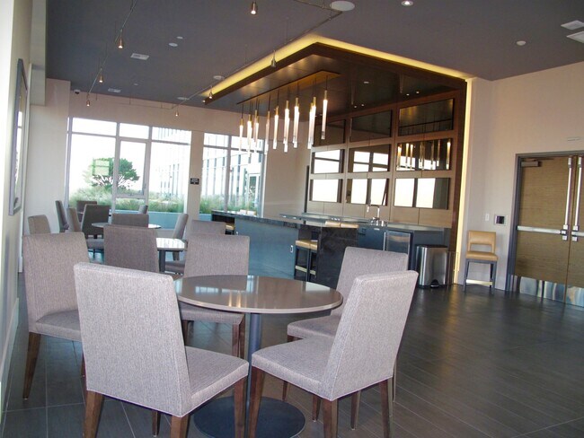 Building Photo - Exquisite 2 Bed/2 Bath Downtown Condo at I...