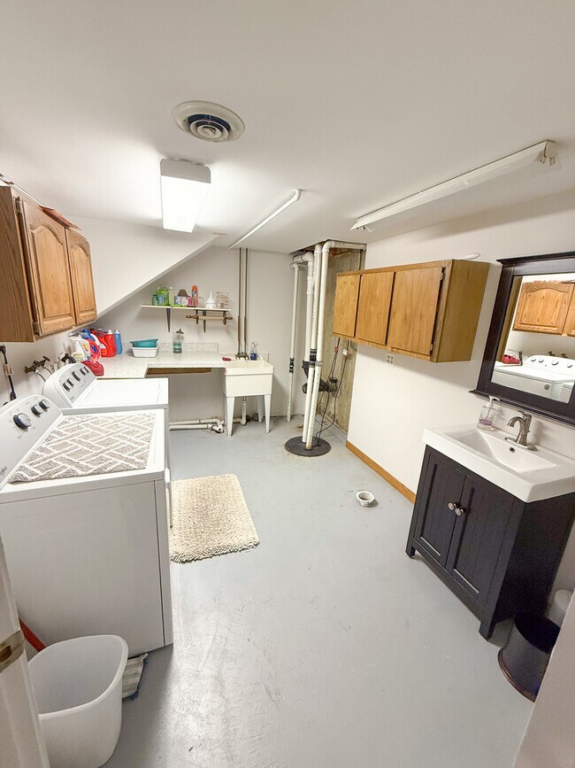 Building Photo - 557 Hardin Ave