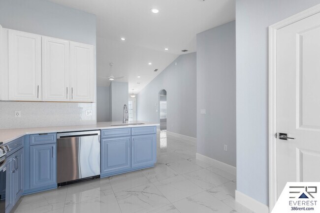 Building Photo - 10 Llovera Pl