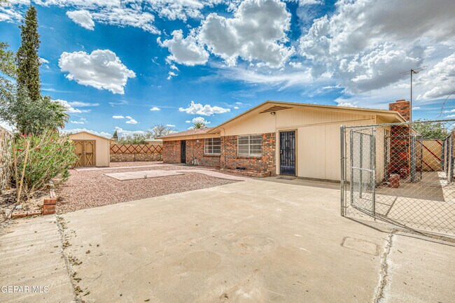 Building Photo - 3008 Gaston Dr