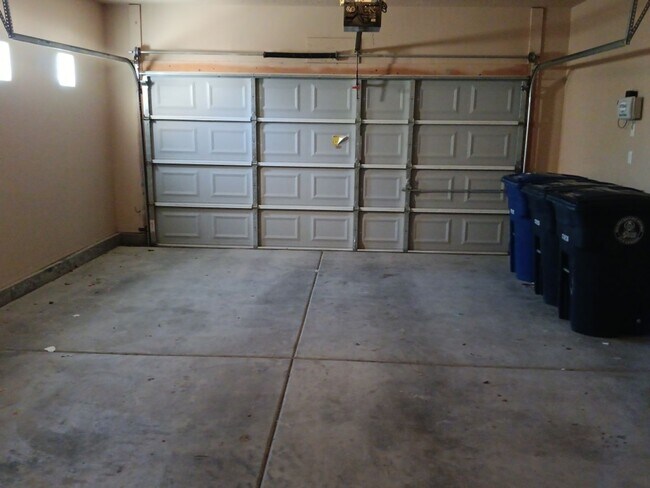 Building Photo - 4 Bedroom, 2 Bathroom! Lovely Home! Schedule a Showing!