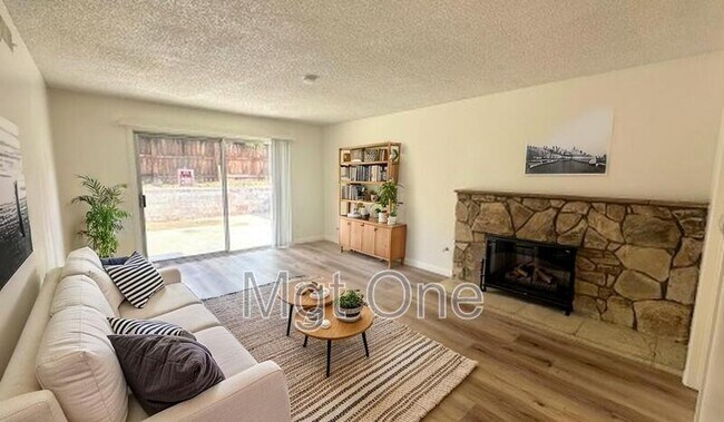 Building Photo - 425 Glenhill Dr