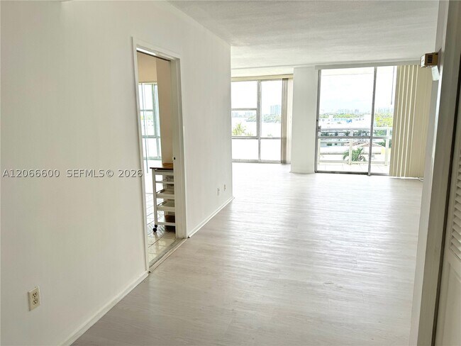 Building Photo - 900 Bay Dr E