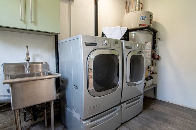 Building Photo - Gated Brentwood Circle Family Home