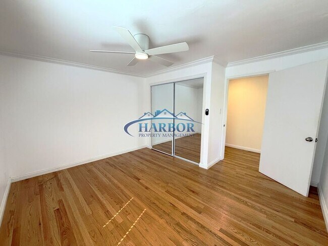 Building Photo - 827 W 22nd St