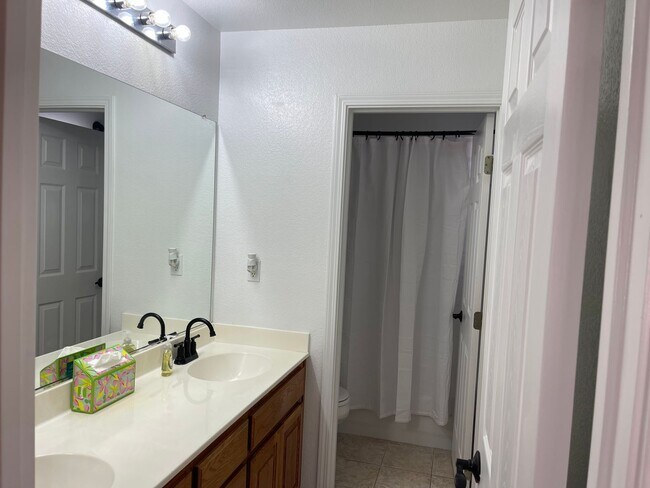 Building Photo - Fresh and Modern 4-Bedroom Home