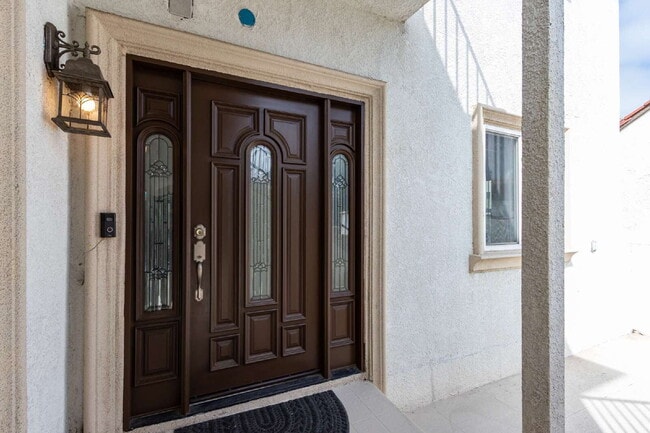 Building Photo - Stylishly Renovated Retro Duplex in the He...