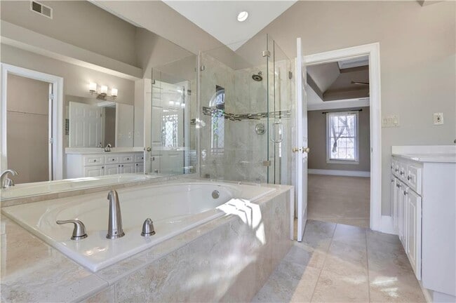 Building Photo - 2020 Oak Ln