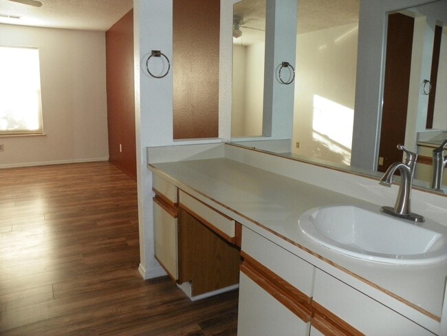 Building Photo - 823 Country Club Dr SE