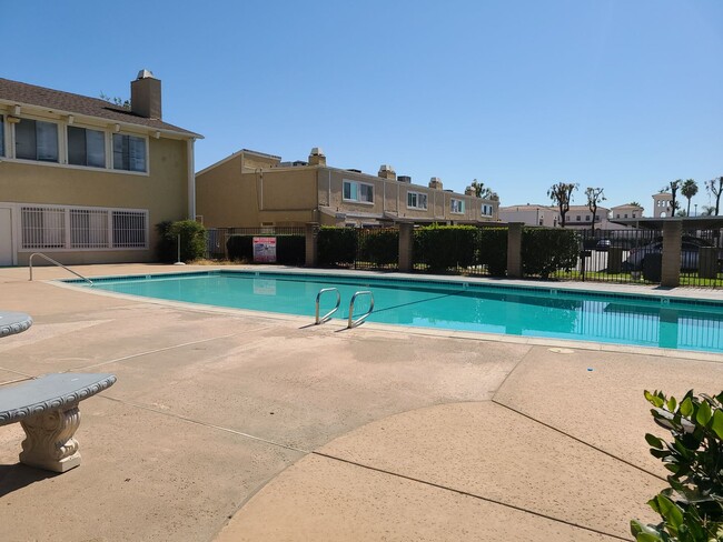 Building Photo - 475 N Midway Dr