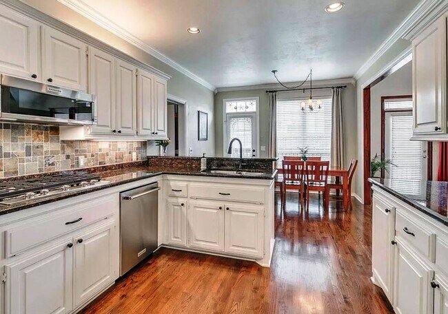 Building Photo - Executive Living in Norman complete with N...