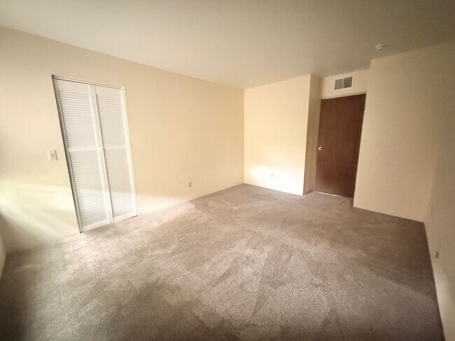 Building Photo - 2BR/2BA | Newly Renovated Condo| Nice views of grassy area | Community Pool!