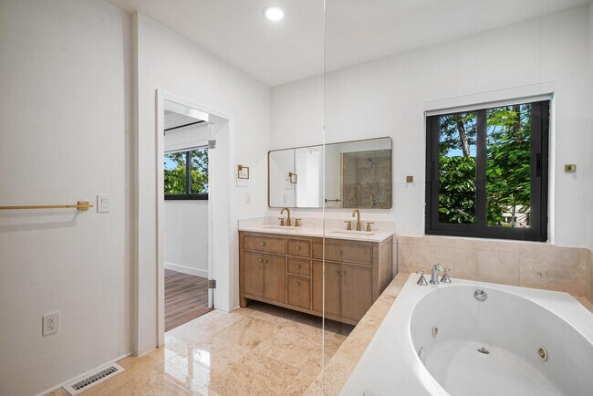 Building Photo - 7810 Beach View Dr