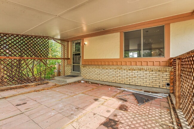 Building Photo - $2,600.00, 3-bed, 2.5-bath, located in Lak...