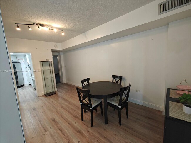 Building Photo - 905 Brickell Bay Dr