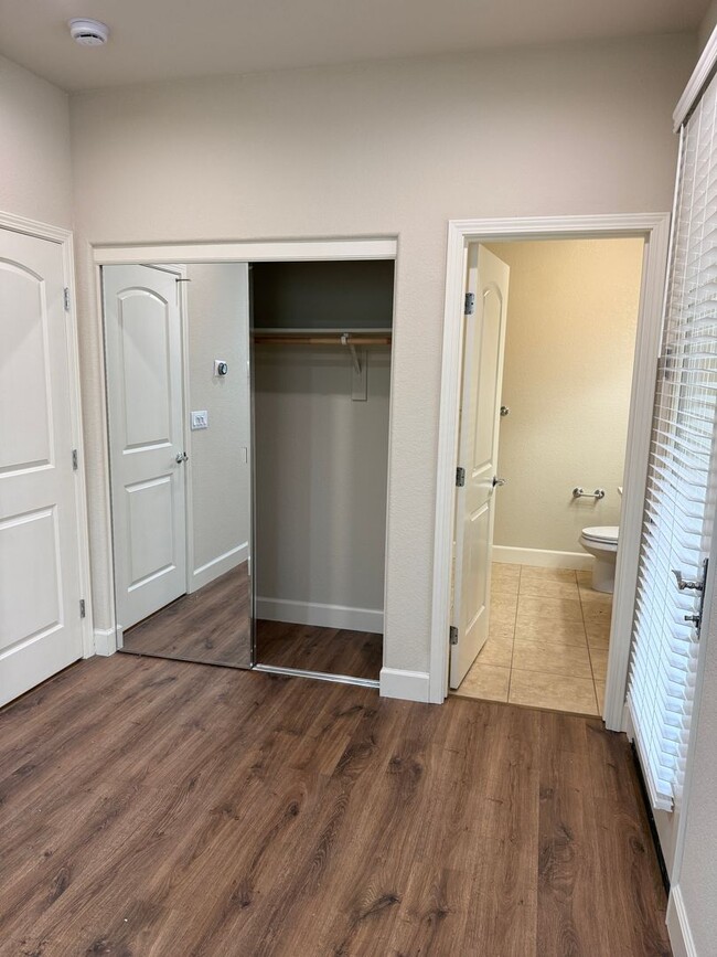 Building Photo - SPACIOUS 3 BEDROOM, 3.5 BATHROOM TOWNHOUSE IN AN EXCELLENT LOCATION. GARAGE. LAUNDRY. BALCONY. A ...