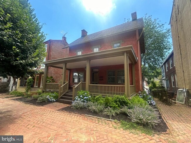 Primary Photo - 218 W Barnard St