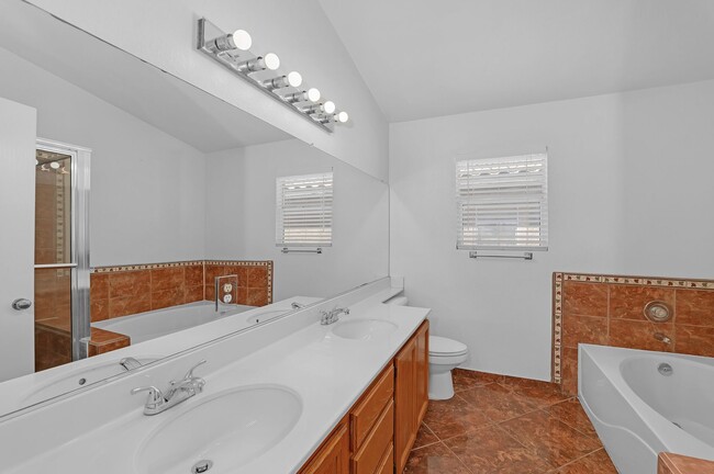 Building Photo - Beautiful 5 Bedroom/3 Bathroom Home in Eas...