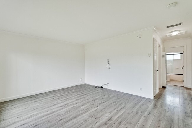 Building Photo - Rare 2 Bed 1 Bath Home with Huge Private Backyard