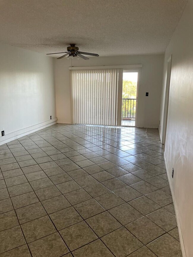 Building Photo - 3900 NW 76th Ave