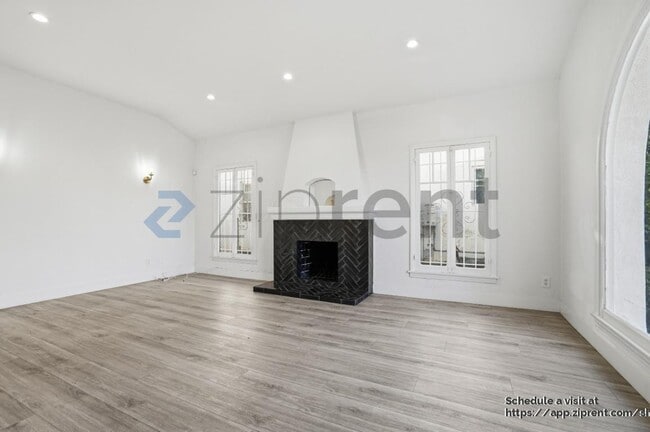 Building Photo - 1421 Stearns Dr