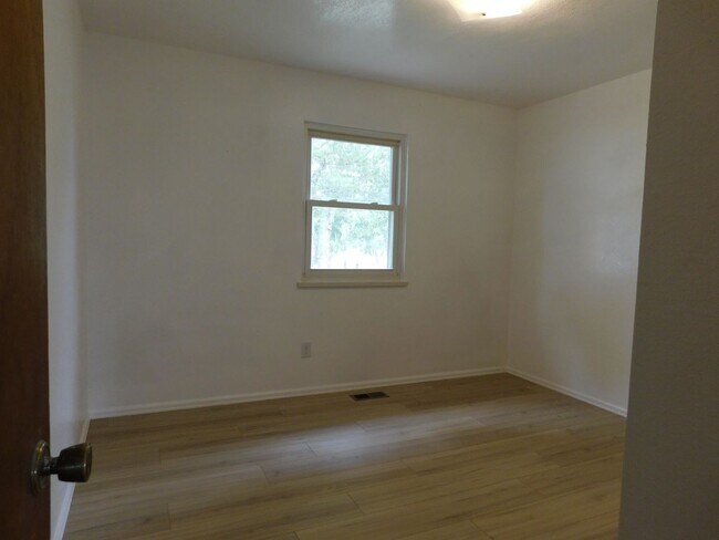 Building Photo - 1527-M 1/8 M 1/8 Rd