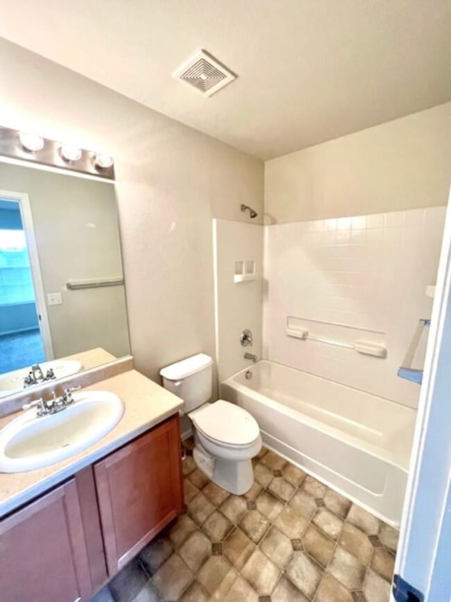 Building Photo - Centrally Located Townhouse Available!