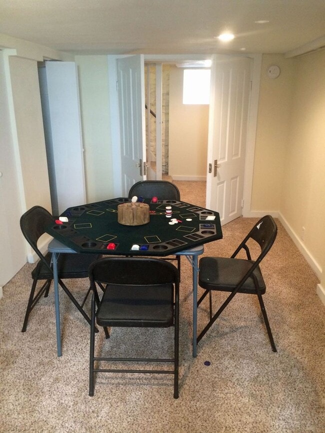 Building Photo - SINGLE FAMILY HOME! Great Location! Laundr...
