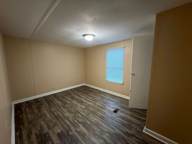 Building Photo - 178 Norwood Dr SE