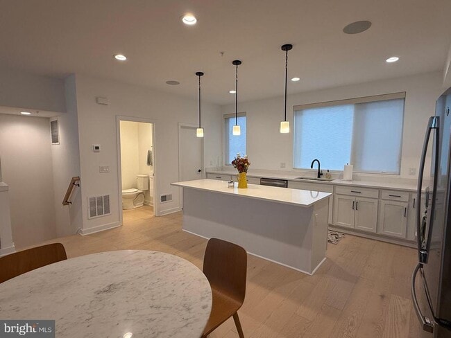 Building Photo - 3006 S Northbank Pl