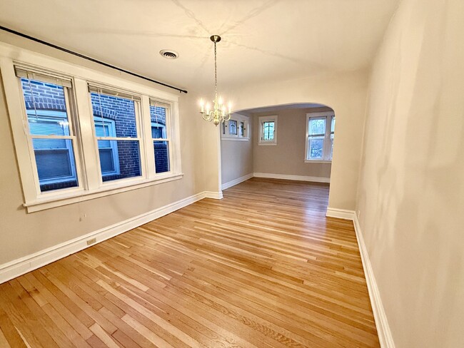 Building Photo - Spacious 2-Bed Duplex in St. Louis: Modern...