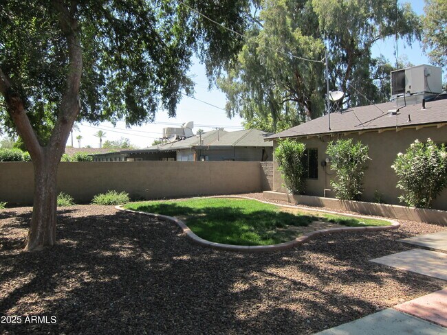 Building Photo - 3807 E Devonshire Ave