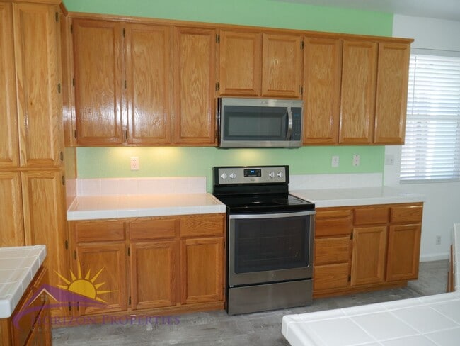 Building Photo - Bright Open 2 Bed 2 Bath 1,043 Sq Ft Antelope home