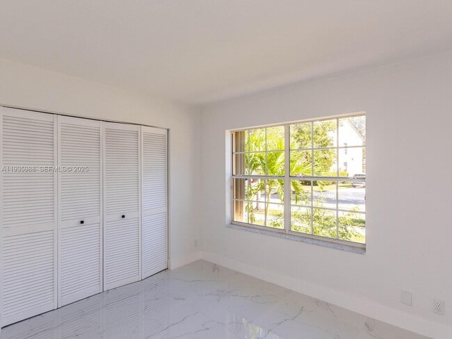 Building Photo - 381 Cameron Dr