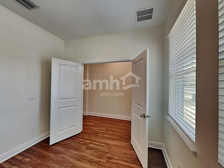 Building Photo - 1158 Sky Lks Dr