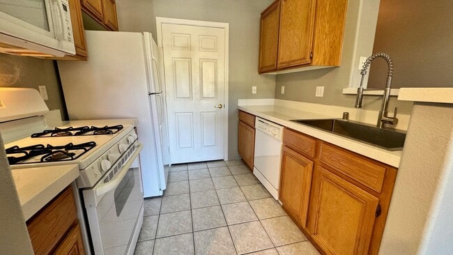 Building Photo - Modern 2 Bed Condo in Prime Southwest Vegas