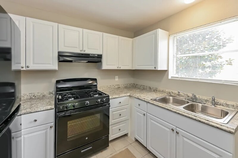 Building Photo - 8705 Saratoga Forest Dr