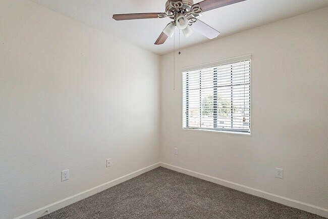 Building Photo - Large 3 bedroom 3 bathroom townhomes