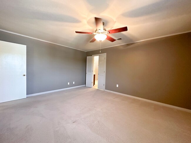 Building Photo - 3 Bedroom House: Walking Distance to Campu...